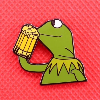 Kermit içme bira emaye pin Meme kurbağa broş hiçbiri benim iş komik rozeti hediye yaratıcı hayvan figürlü mücevherat